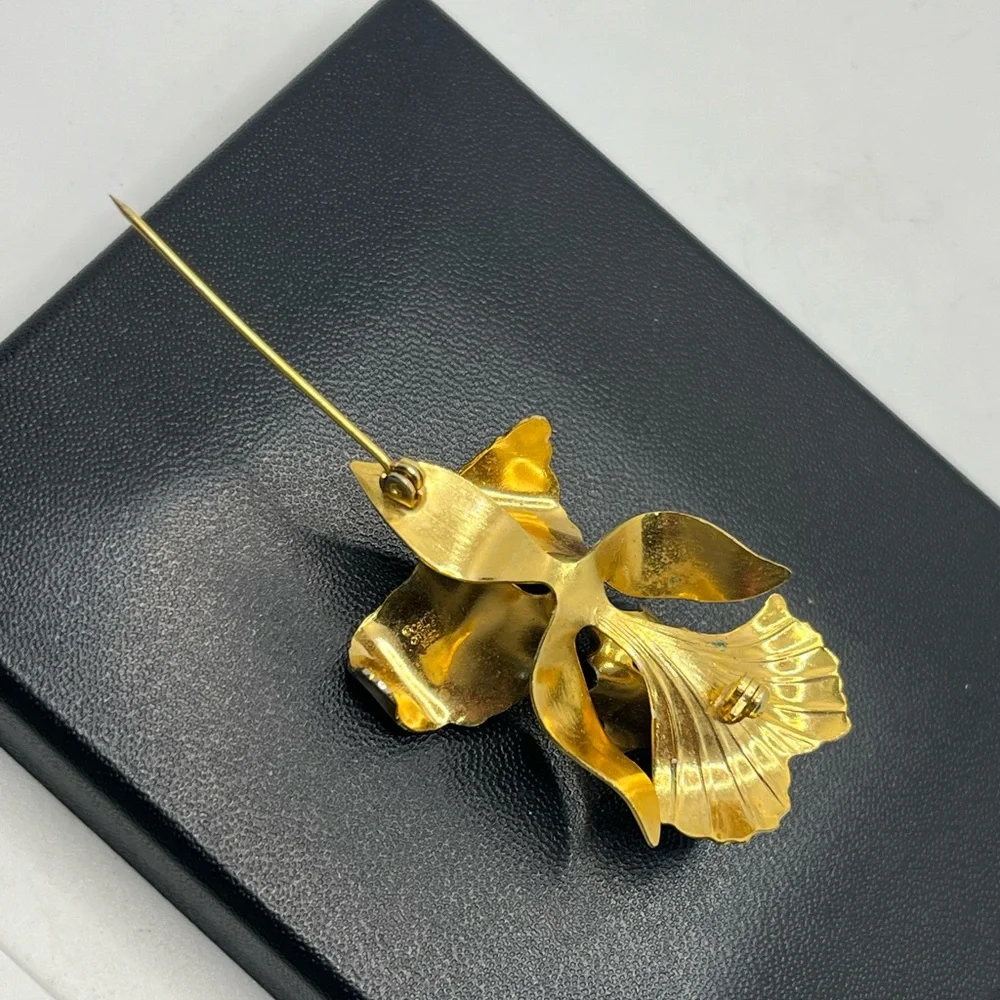 Elegant White and Gold Floral Brooch - Women Jewelry Brooches